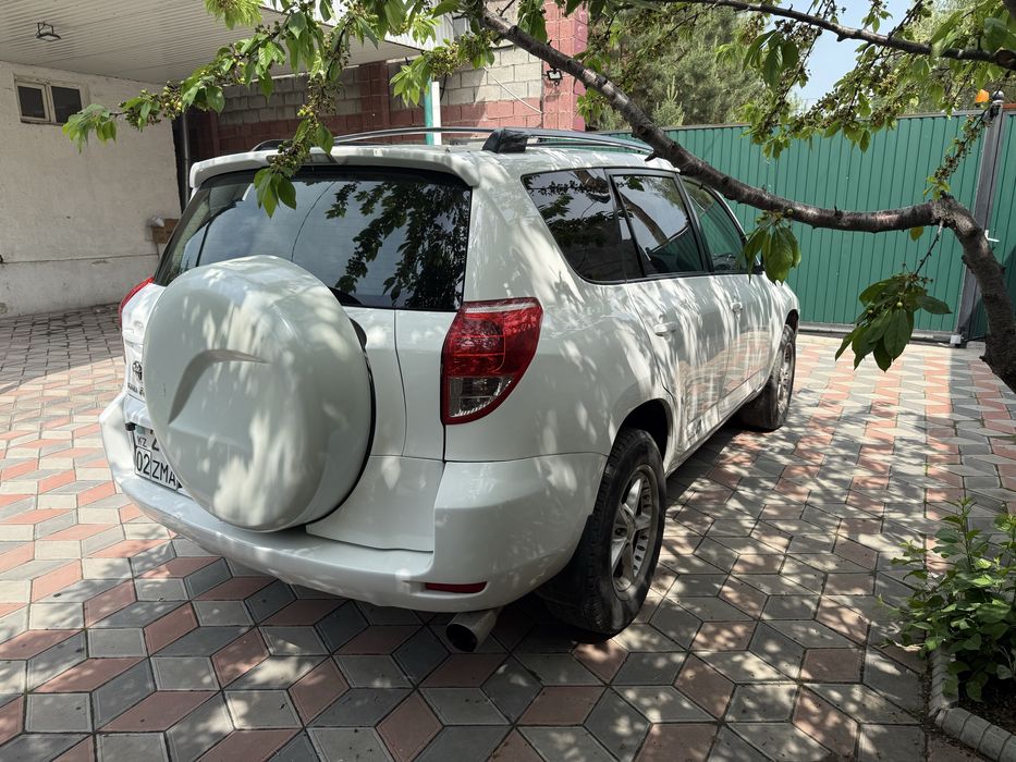 Toyota RAV 4 белая