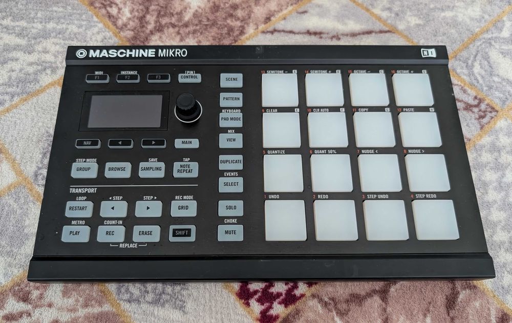 Native Instruments Maschine Mikro MKII + decksaver