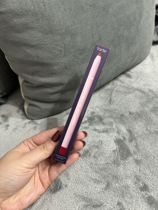 Contur buze rosu Tarte