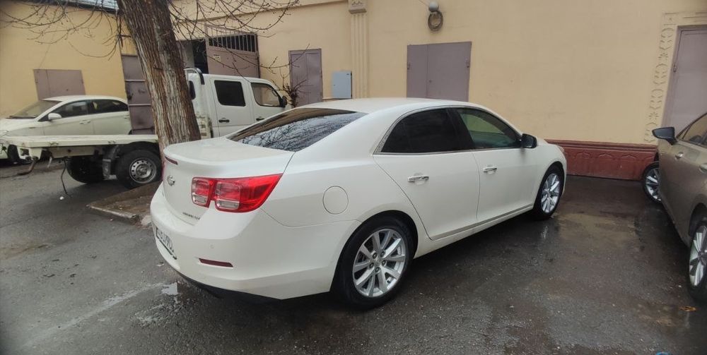 Малибу 1 сотилади 2012 йил 200 минг йурган