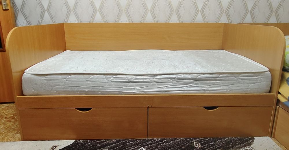 Кровать б/у с выдвижными ящиками
