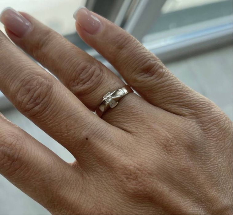 Золотой набор серьги и кольцо бриллиант