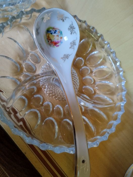Продам супницу с ложкой Мадонна
