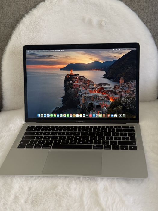 Apple MacBook Air 13”- Retina - 2019  i5, 8Gb ram, 128gb ssd.