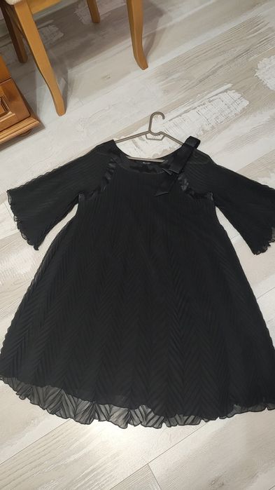 Черна плисирана рокля