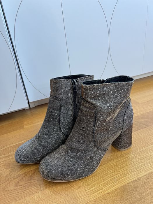 Токчета Anna Field и боти на ток