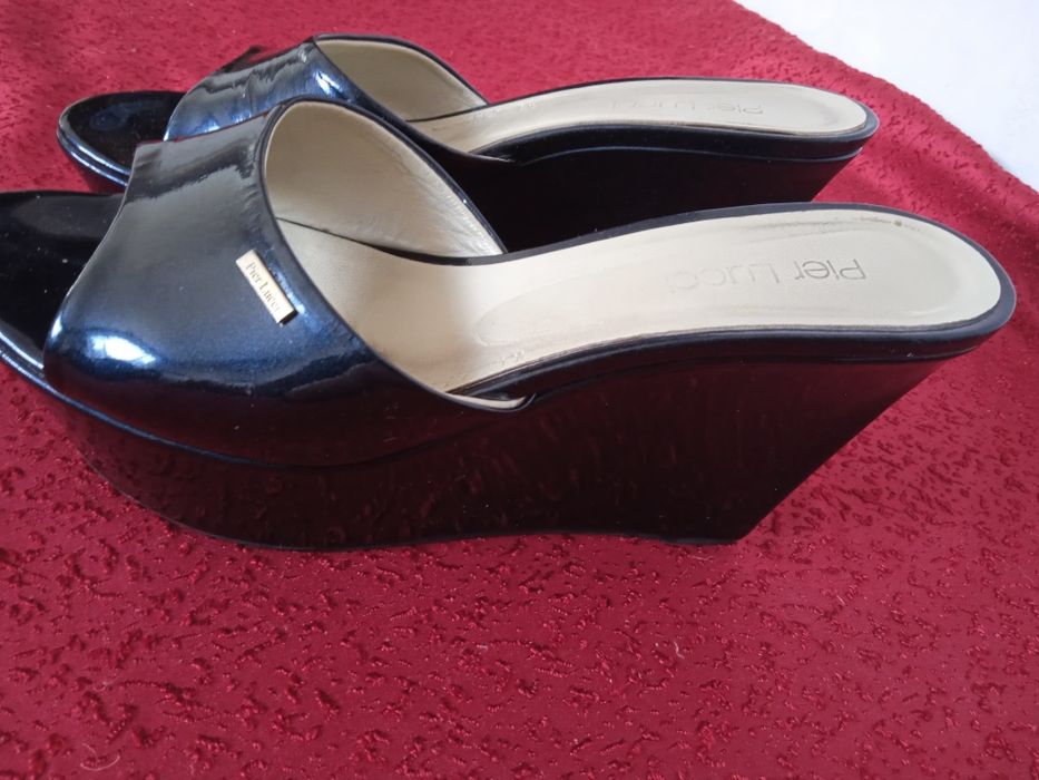 Шлепки лаковые  на высокой пол форме