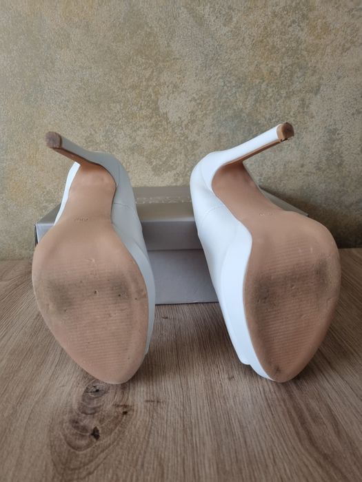 Елегантни обувки в бяло