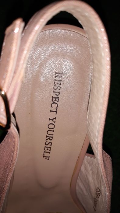 Продам босоножки