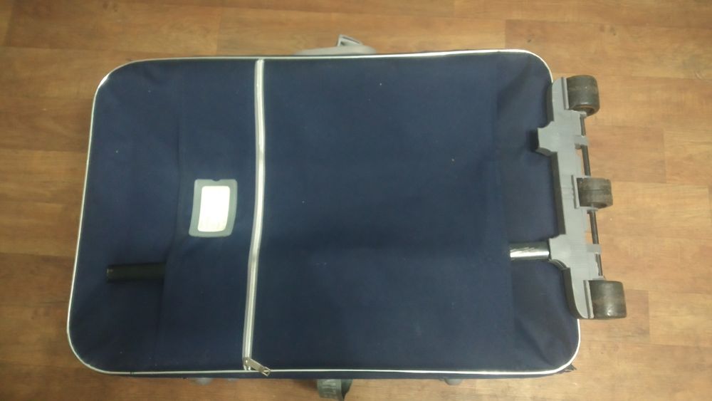 Продам чемодан отдам недорого