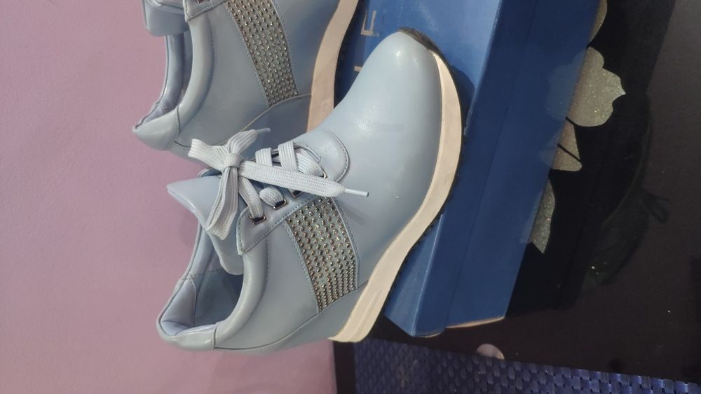 Сникерсы голубого цвета