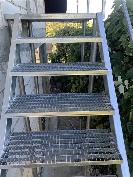 Super oferta Vând scări si trepte metalice galvanizate, ideale pentru