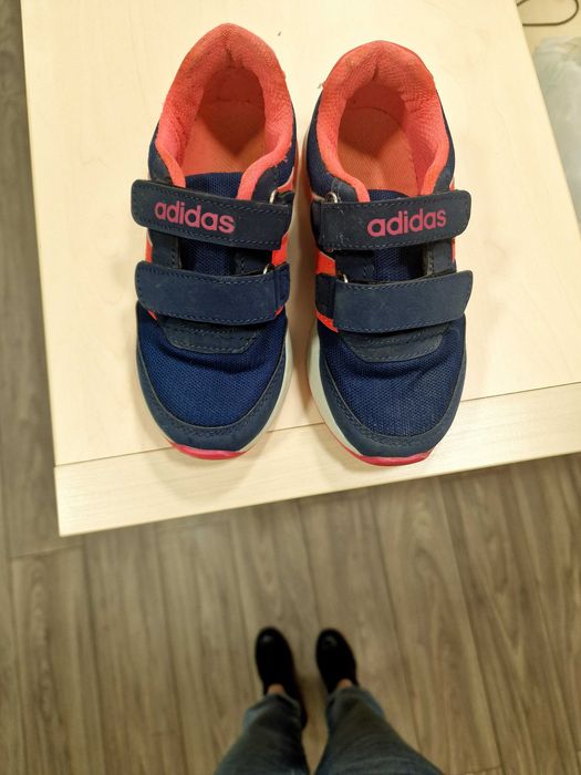 Papuci fete Adidas marimea 28, purtati, dar in stare buna.