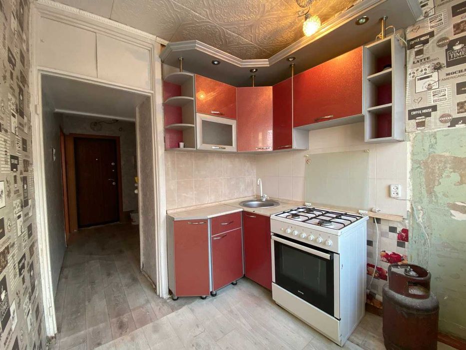 Срочно продам 1 ком. 6 мкр. в центре города