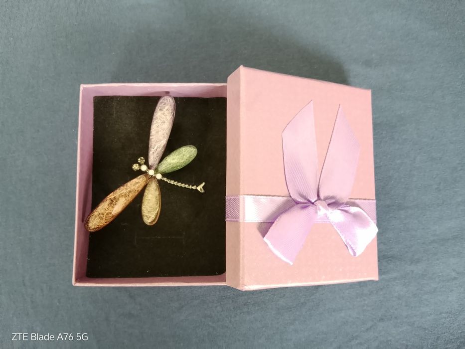 Продавам колиета и брошка