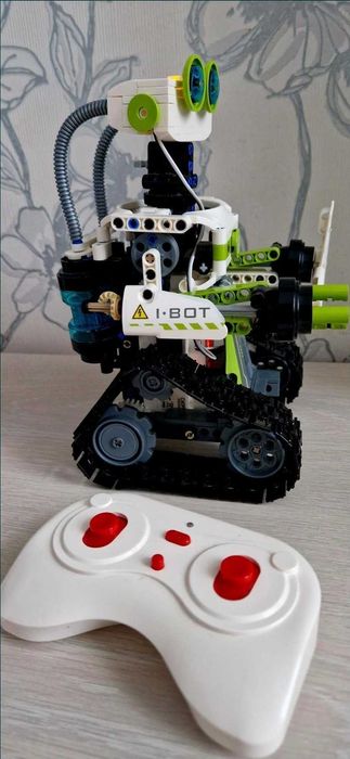 Cada bot programabil  +8 LEGO