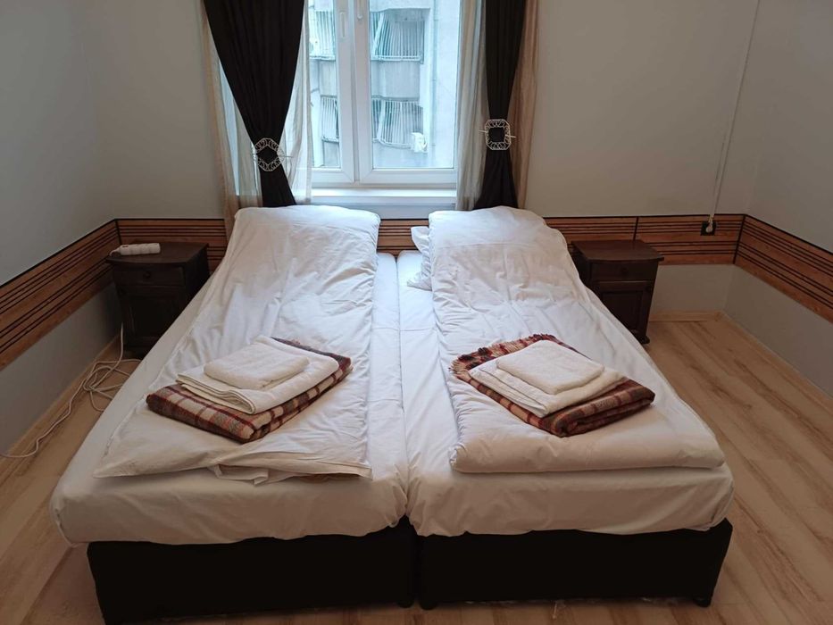 ЦЕНТЪР! Тристаен с доказана доходност (Airbnb) + паркиране | Готов бизнес