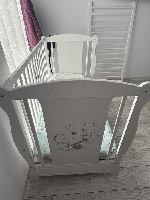 Pătuț Bebeluș cu Sertar – Sigur, Practic și Complet Accesorizat