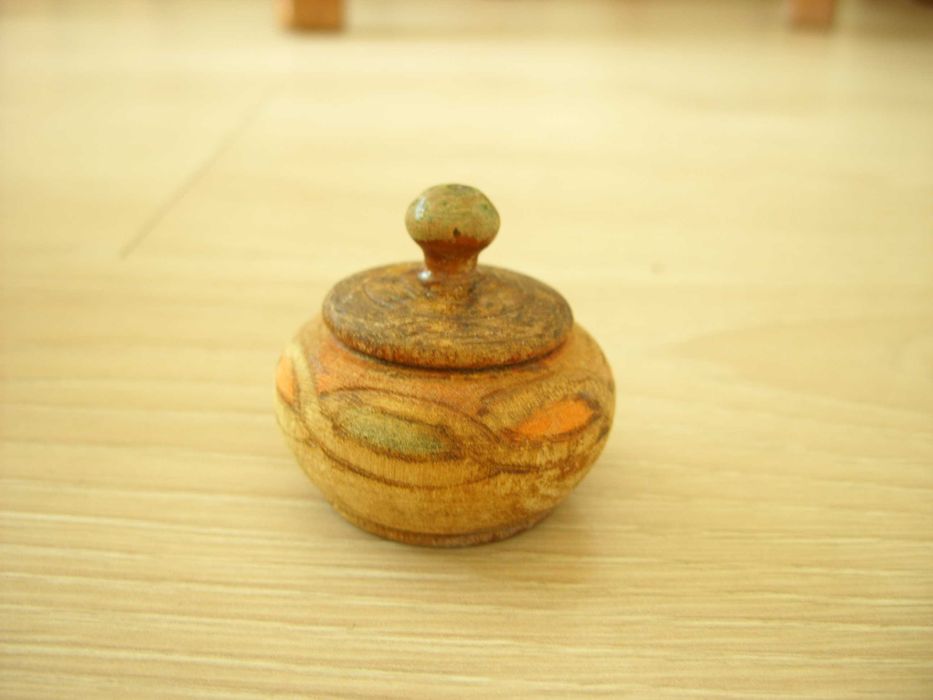 Порцеланови и дървени солници хаванче