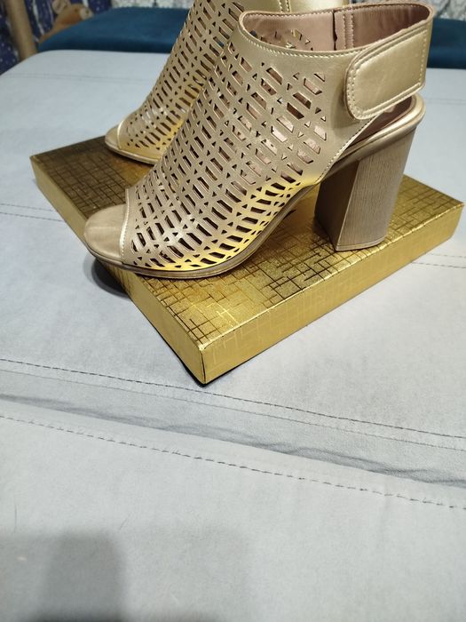 Продам босоножки летние б/у раз.37