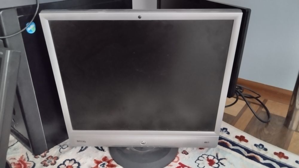 3 түрлі монитор бар