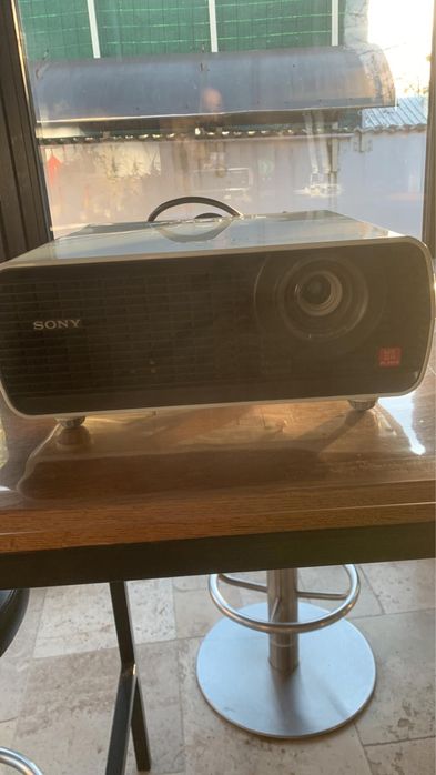 Videoproiector sony cu suport de prindere pe tavan