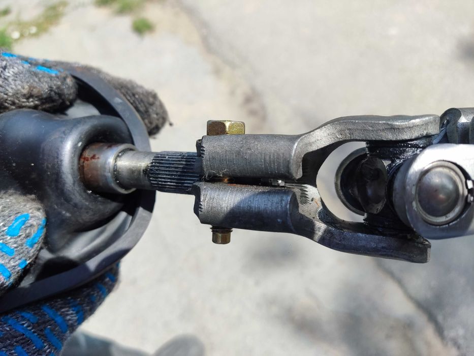 Mazda 626/ GG2M-32-860/Вал рулевой колонки с97 -2001гиз Германии