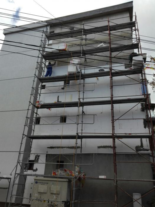 Izolati blocuri si case cu schela sau alpinisti