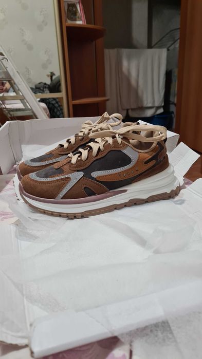 Кроссовки женские