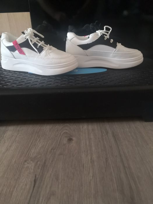 Vând pantofi noi sport mărimea 38