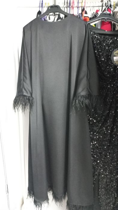 Платье с перьями