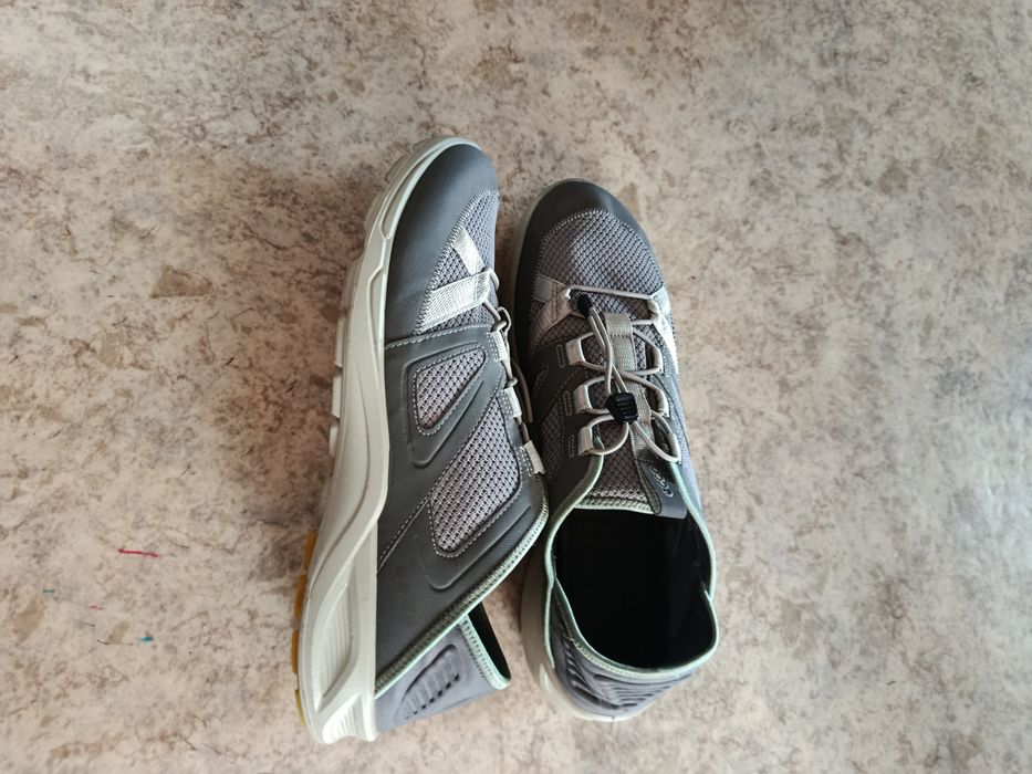 Продам кроссовки лето( сетка) ц 5000