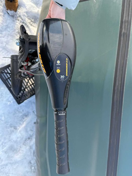 Barca de pescuit cu motor electric si vasle