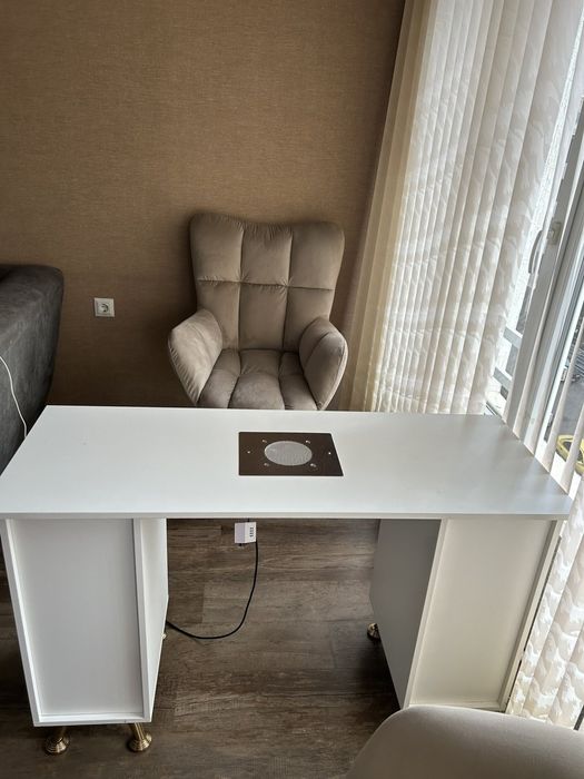 Бюро с прахоуловител и два стола за маникюр