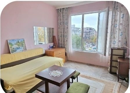 Давам четиристаен апартамент под наем до колхозен пазар