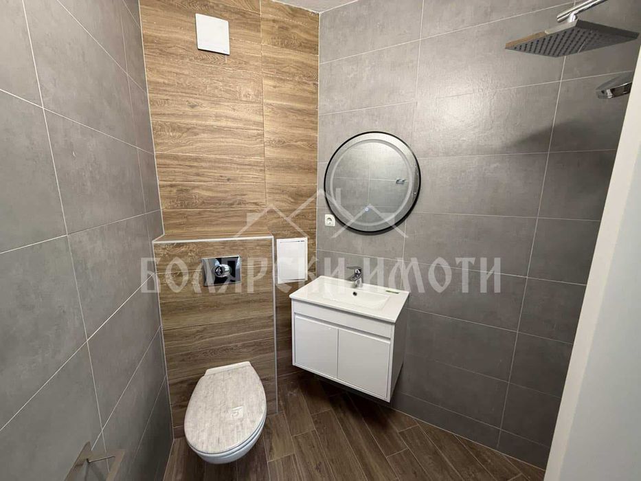 Луксозен тристаен апартамент с паркомясто