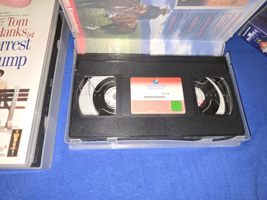 Pachet cu 3 casete video, vhs,în limba germană, Bruce Willis, 50 lei