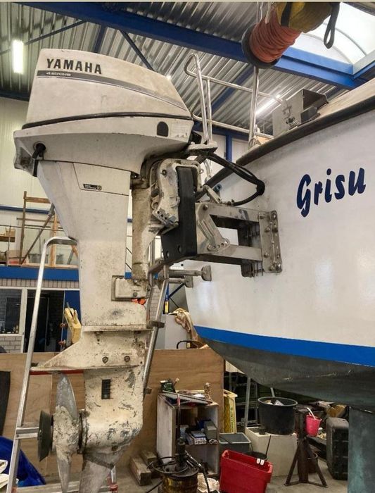 Платноходка с каюта  Яхта Flying Tramp с извънбордови мотор Yamaha