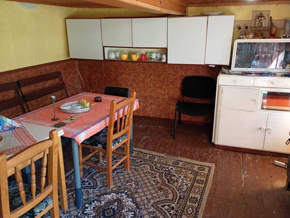 Къща с голям двор – тиха локация в екологичен регион, ток/вода, подходяща за целогодишно живеене