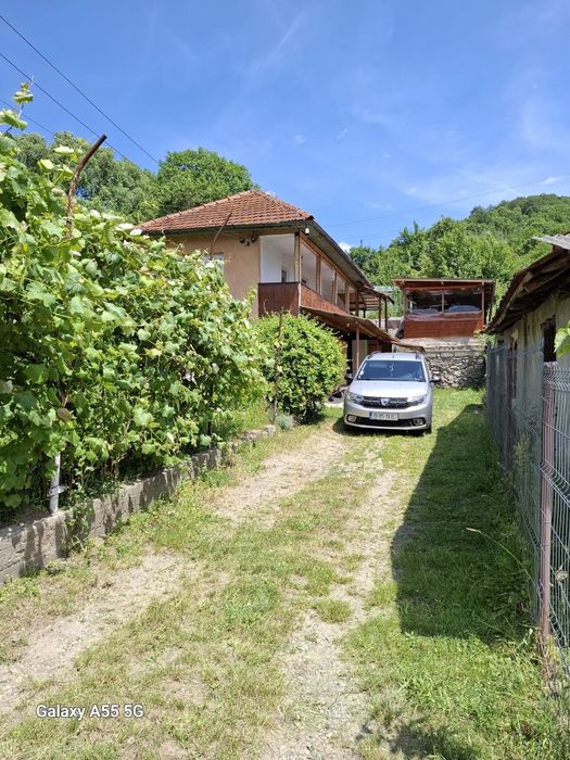 Vând casă în Câmpulung Muscel 3 camere și teren 1320 mp