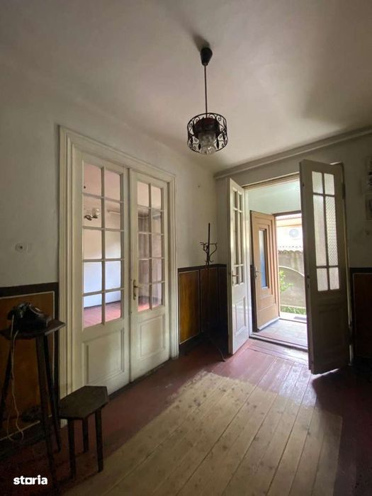 Vand apartament in vila, in zona Decebal
