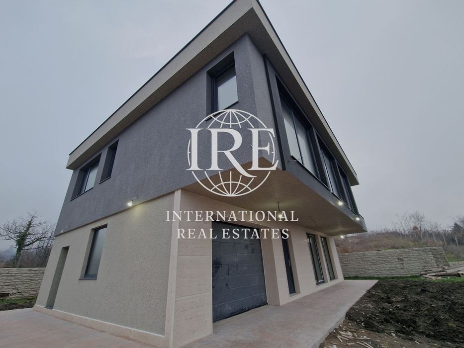 Нова двуетажна къща с впечатляваща панорамна гледка към езерото и гра