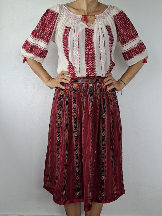 Vind costum popular traditional