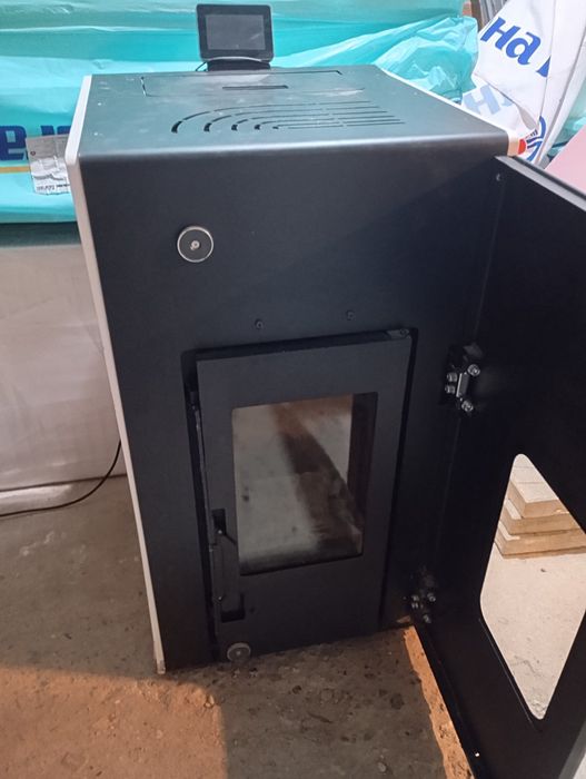 Пелетна камина BURNIT 13kw +4бр.чисто нови радиатори и лира!!