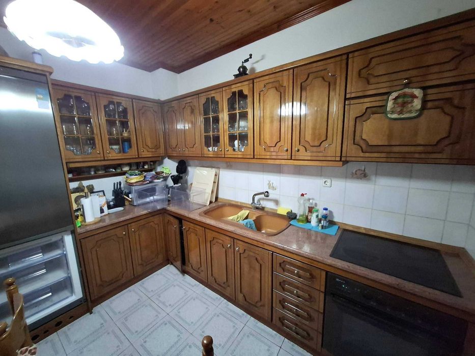 Продава триетажна къща 250 м2 и двор 400 м2 в Аспровалта, Гърция