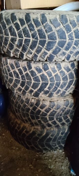 Vând două seturi de cauciucuri