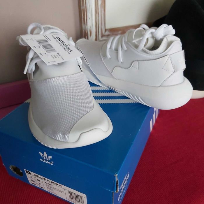 Дамски маратонки Adidas. --''НОВИ''