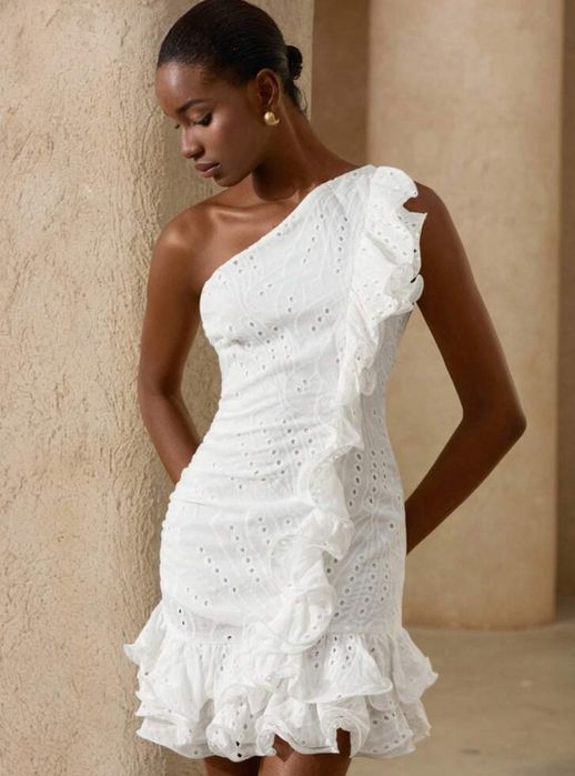 Стилна бяла рокля