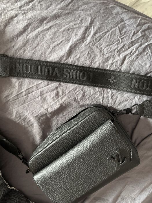 Чанта през рамото с магнитно прилепване