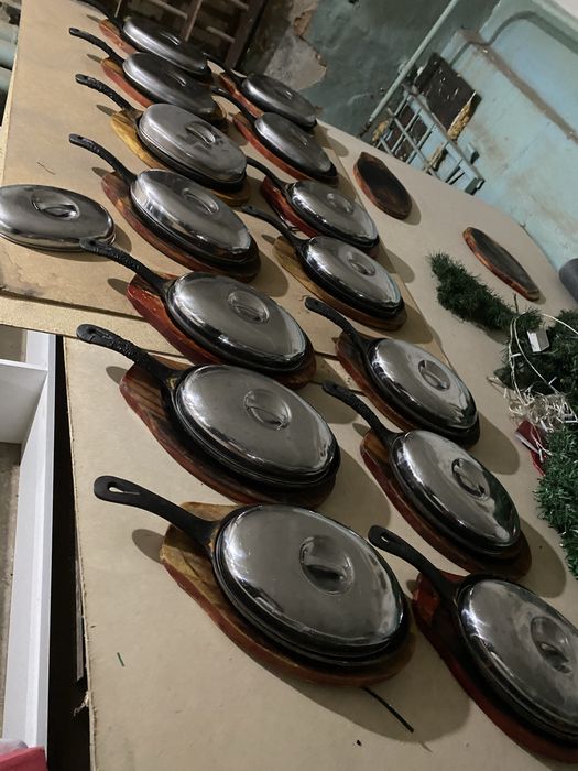 Чугунная сковородка с подставкой  и крышкой